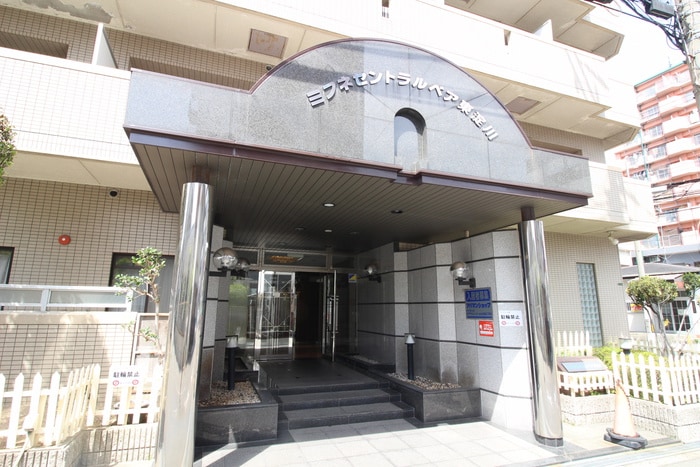 物件外観写真2　(エントランス部分)