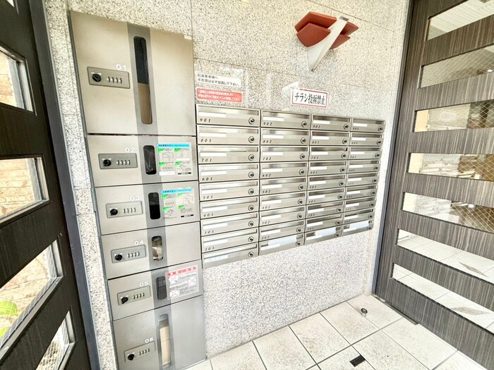 物件外観写真4　(エントランス部分)