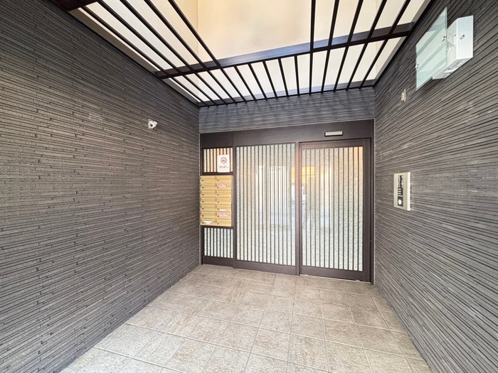 物件外観写真2　(エントランス部分)