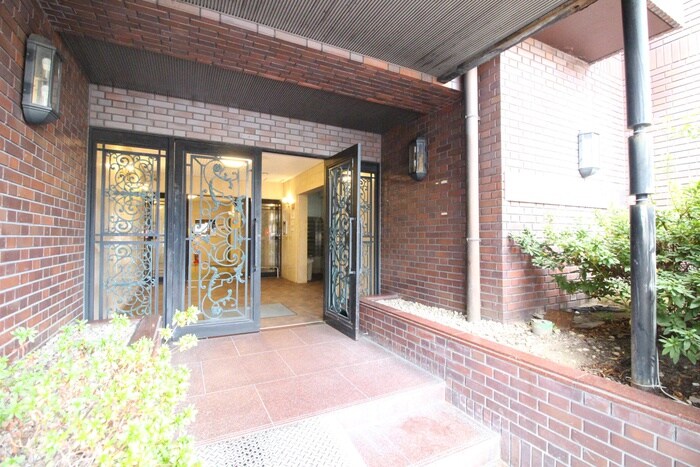 物件外観写真2　(エントランス部分)