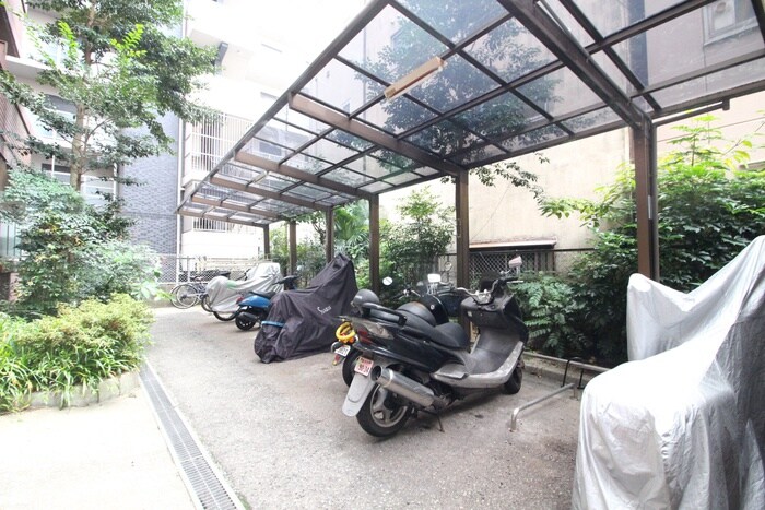 物件外観写真6　(バイク置き場)