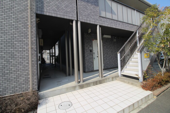物件外観写真2　(エントランス部分)