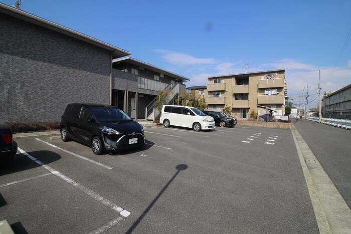 物件外観写真3　(駐車場)