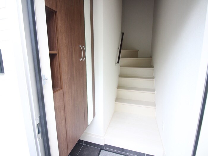 物件内観写真16　(玄関)