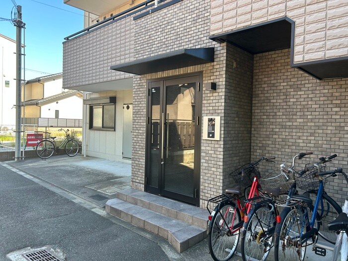 物件外観写真2　(エントランス部分)