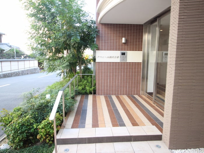 物件外観写真5　(エントランス部分)