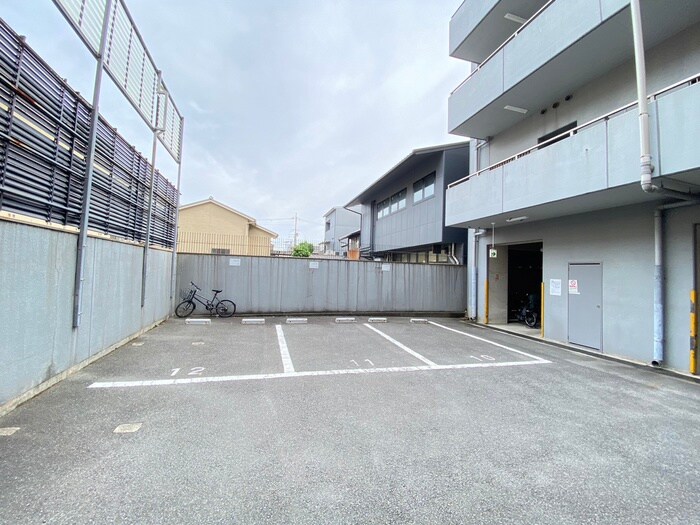 物件外観写真4　(駐車場)