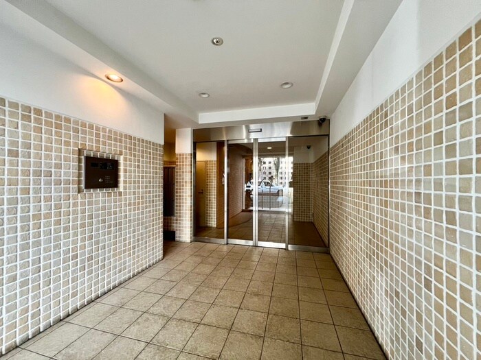 物件外観写真3　(エントランス部分)