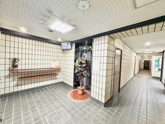 物件外観写真3　(エントランス部分)