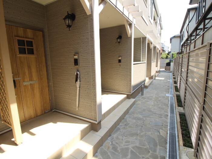 物件外観写真3　(エントランス部分)