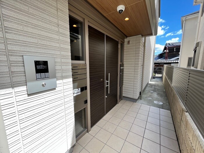 物件外観写真3　(エントランス部分)