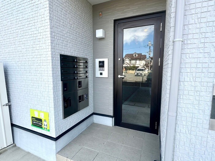 物件外観写真2　(エントランス部分)