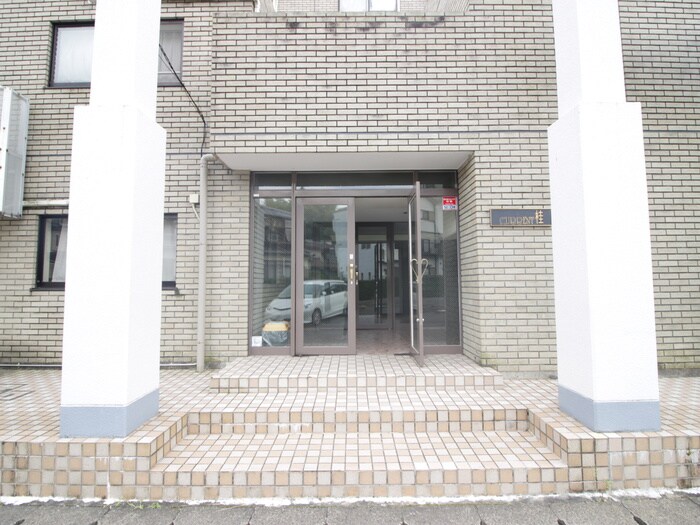 物件外観写真2　(エントランス部分)