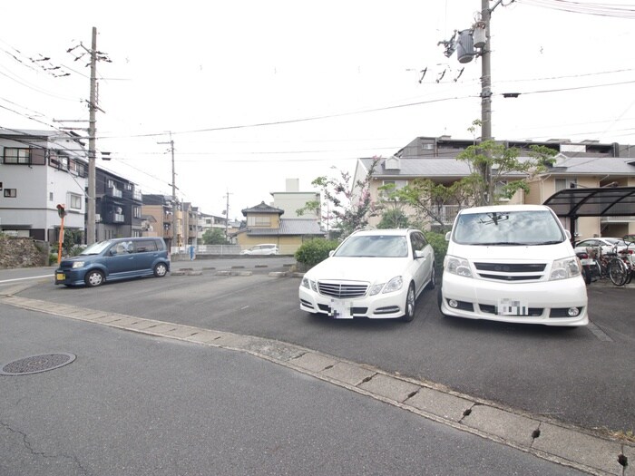 物件外観写真4　(駐車場)