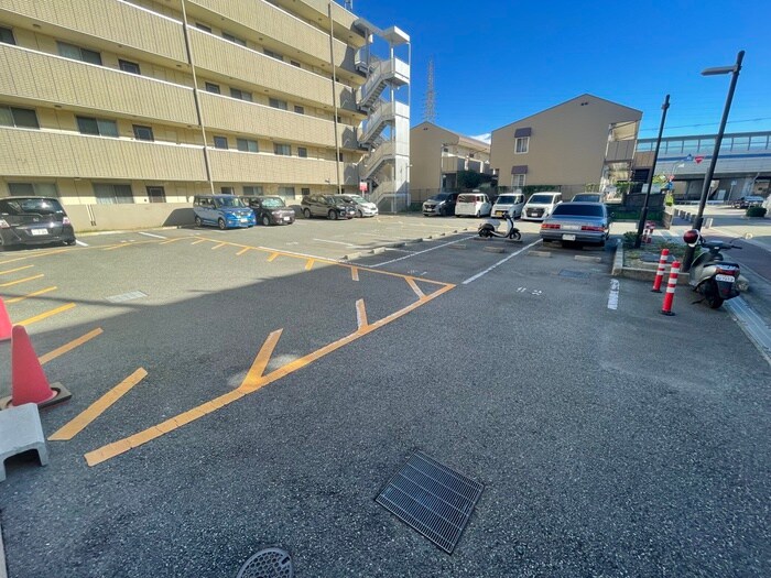 物件外観写真5　(駐車場)