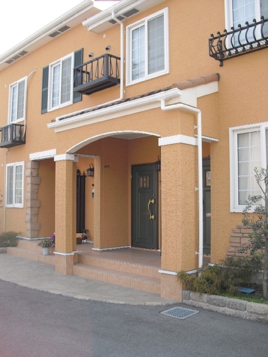 物件外観写真2　(エントランス部分)