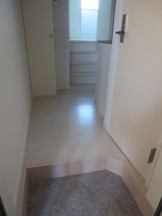 物件内観写真7　(玄関)