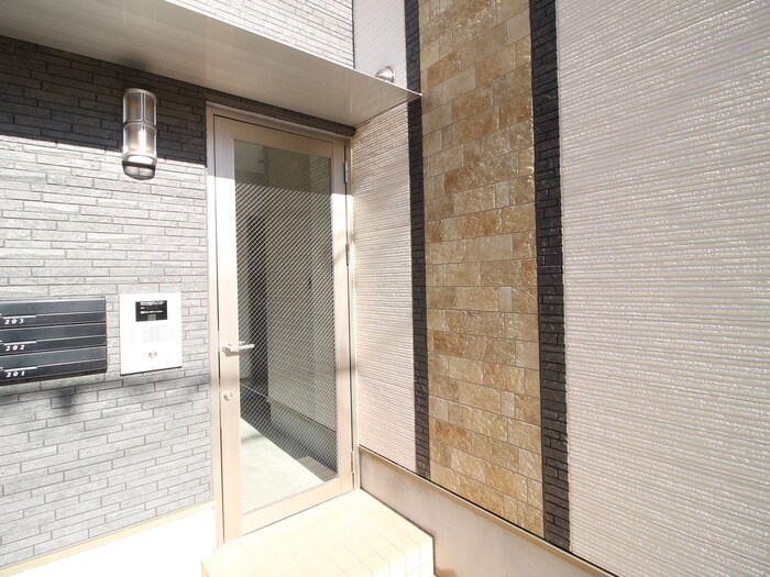 物件外観写真3　(エントランス部分)