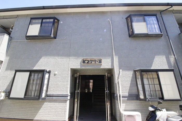 物件外観写真6　(エントランス部分)