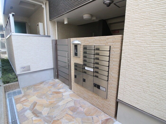 物件外観写真2　(エントランス部分)