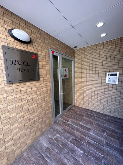 物件外観写真3　(エントランス部分)