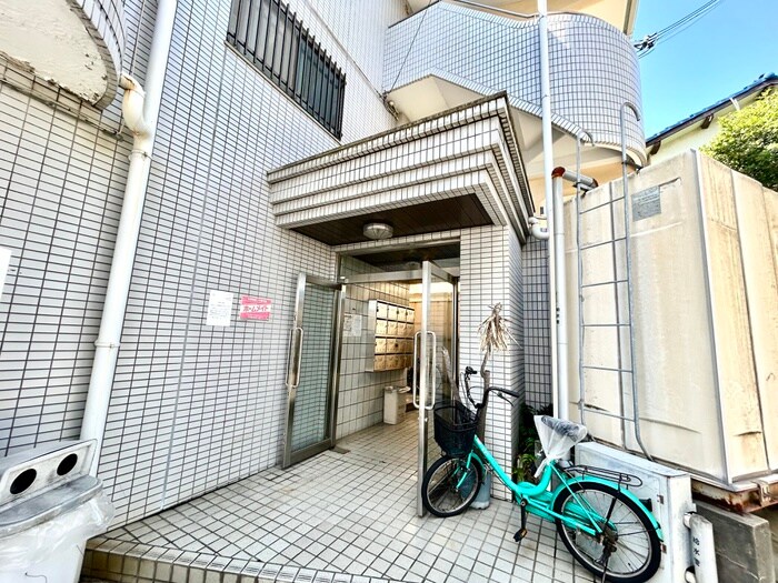 物件外観写真3　(エントランス部分)