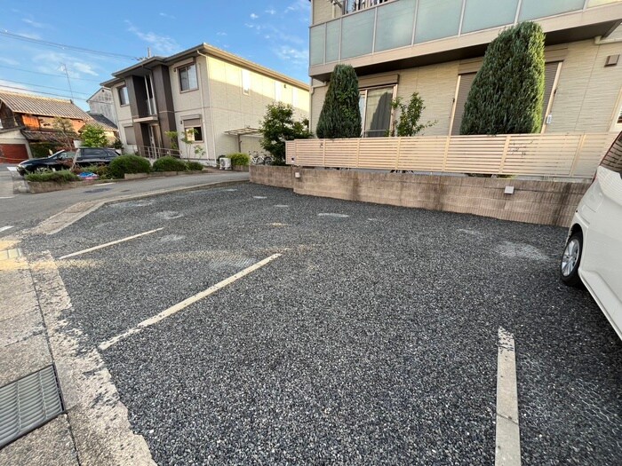 物件外観写真3　(駐車場)