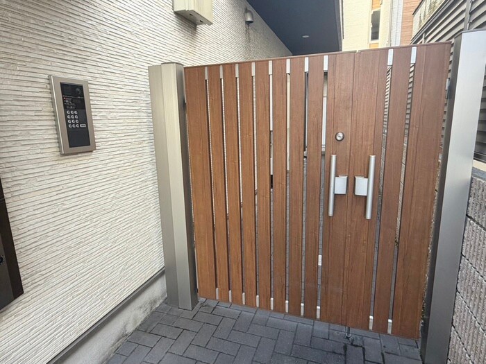 物件外観写真4　(エントランス部分)