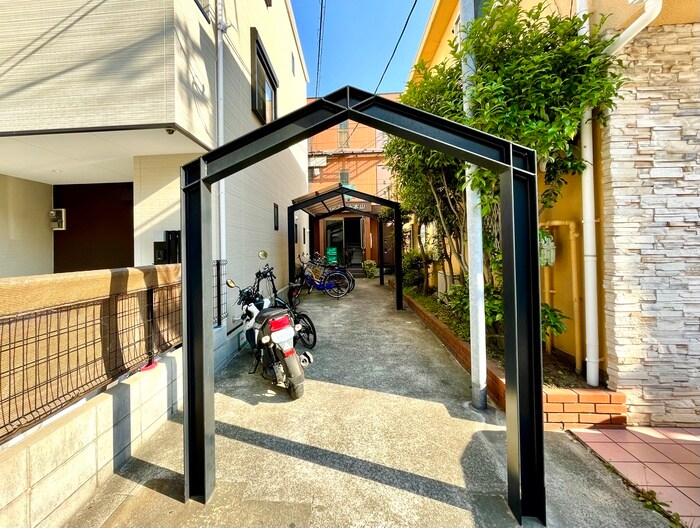 物件外観写真2　(エントランス部分)