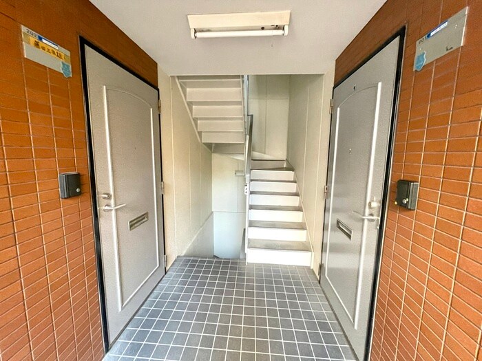 物件外観写真4　(エントランス部分)