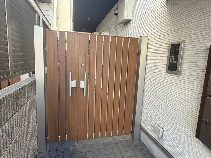 物件外観写真2　(エントランス部分)