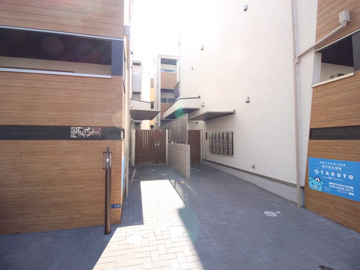 物件外観写真3　(エントランス部分)