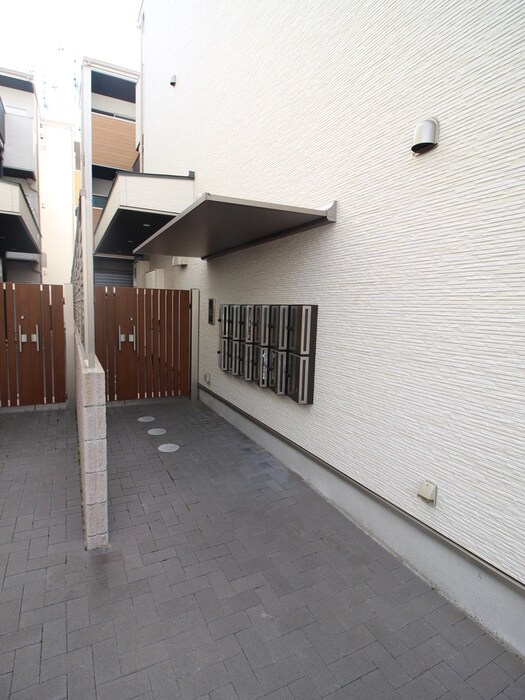 物件外観写真5　(エントランス部分)