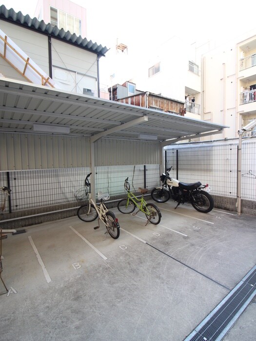 物件外観写真5　(バイク置き場)