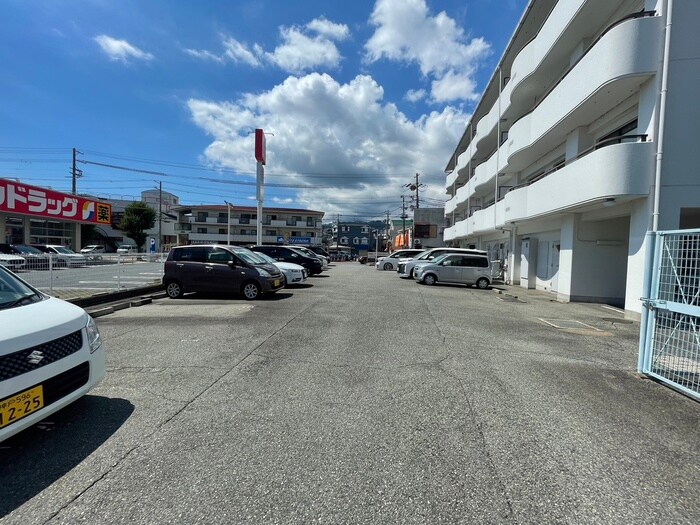 物件外観写真6　(駐車場)