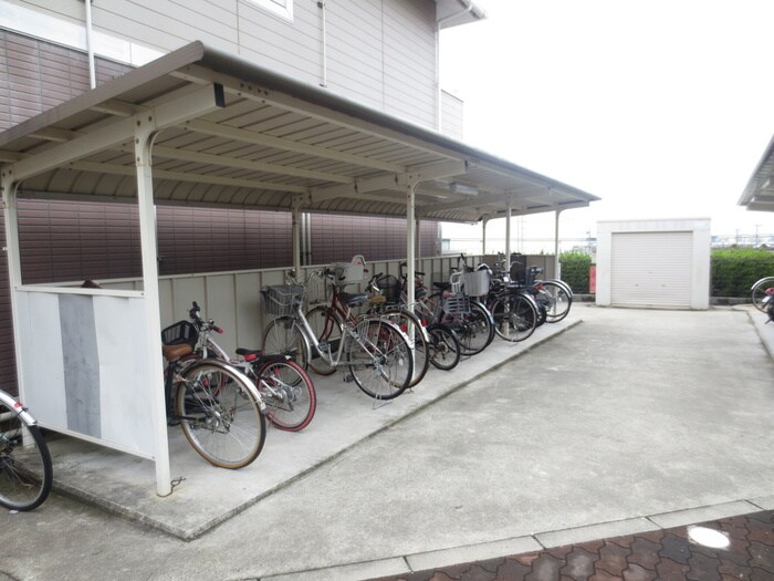 物件外観写真3　(駐輪場)