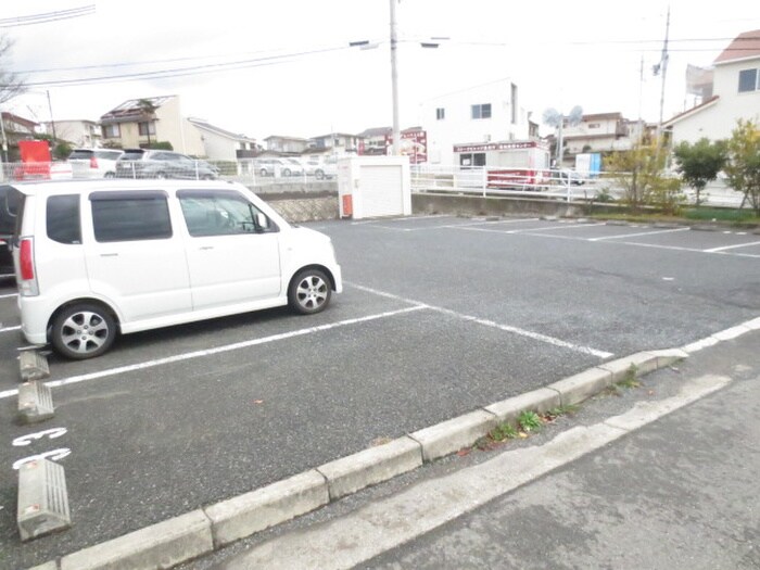 物件外観写真4　(駐車場)