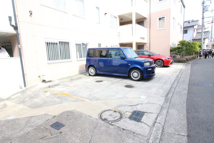 シックメゾンの駐車場