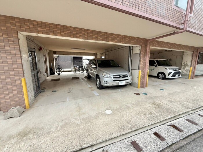 物件外観写真4　(駐車場)