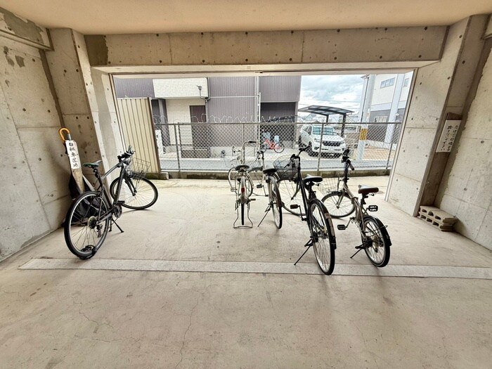 物件外観写真5　(駐輪場)