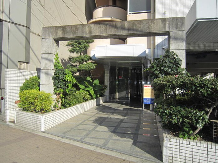 物件外観写真2　(エントランス部分)