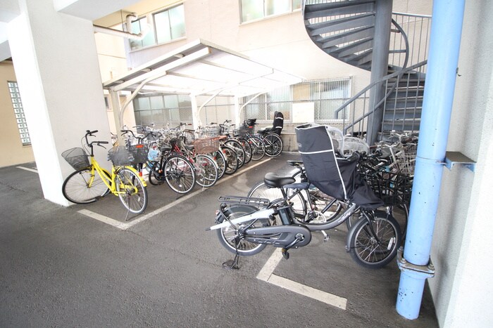 物件外観写真4　(駐輪場)