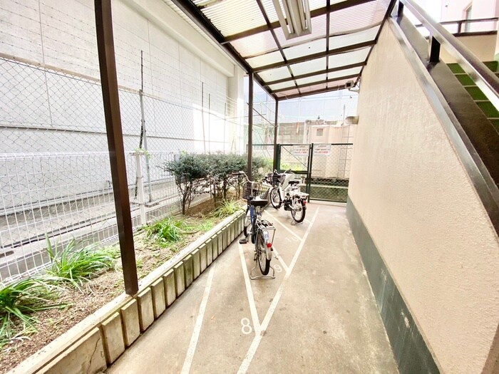 物件外観写真4　(駐輪場)