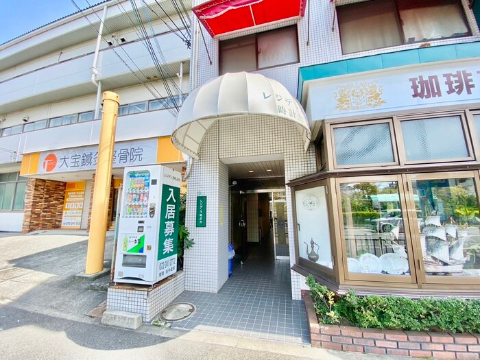 物件外観写真5　(エントランス部分)