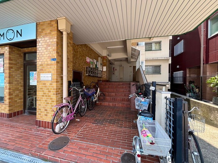 物件外観写真2　(エントランス部分)