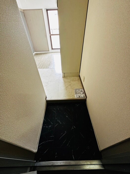 物件内観写真13　(玄関)