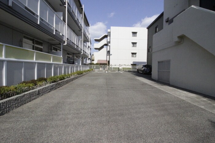 物件外観写真2　(駐車場)