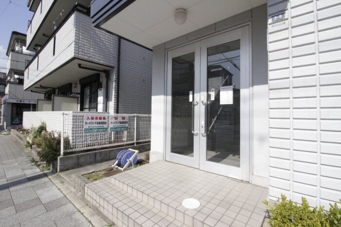 物件外観写真4　(エントランス部分)