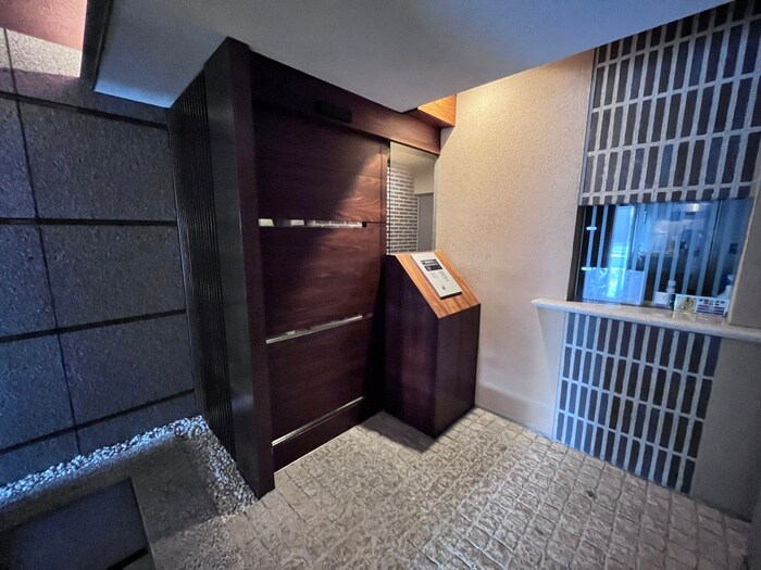 物件外観写真2　(エントランス部分)