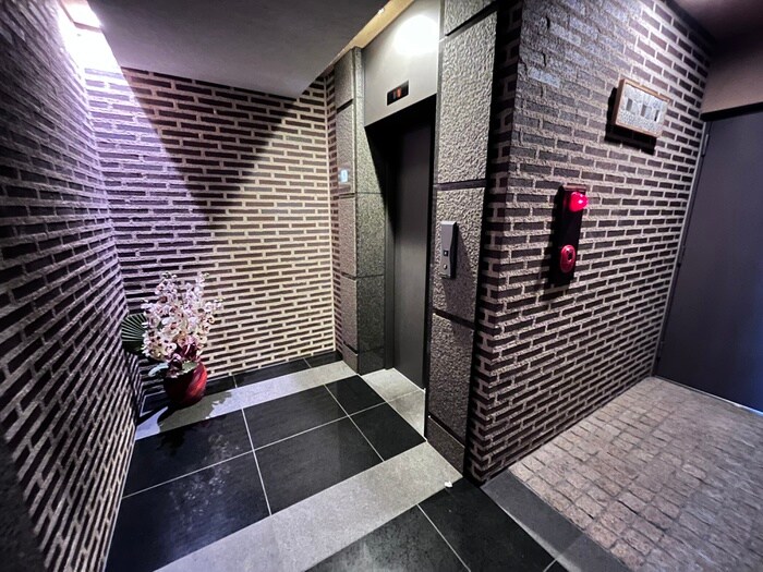 物件外観写真5　(エントランス部分)